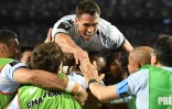 L'ailier argentin du Racing 92, Juan Imhoff, congratule son coéquipier Joe Rokocoko après son essai en finale du Top 14 face à Toulon au Camp Nou, le 24 juin 2016