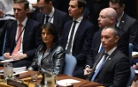 L'émissaire de l'ONU pour le Proche-Orient, Nikolay Mladenov (D), l'ambassadrice américaine à l'ONU Nikki Haley (C), et derrière elle Jared Kushner, le conseiller et gendre du président Donald Trump, le 20 février 2018 à New York
