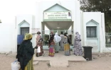 Des familles devant l'hôpital où ont péri 11 nouveaux-né dans un incendie, le 26 mai 2022 à Tivaoune, au Sénégal