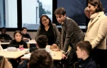 Le Premier ministre Gabriel Attal (c) et la ministre de l'Education Amélie Oudéo-Castéra, en visite au collège Saint-Exupéry, à Andrésy, au nord-ouest de Paris, le 12 janvier 2024