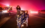 Une personne évacuée en raison des incendies à Pasadena, près de Los Angeles, en Californie, le 7 janvier 2025