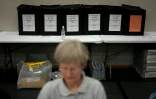 Dans un centre de dépouillement, à Londres, le 8 mai 2026