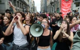 Des personnes manifestent devant le Parlement à Madrid lors d'une séance extraordinaire visant à voter un décret gouvernemental sur le logement, le 2 octobre 2026