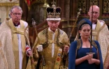 Le roi Charles III (C) en tenue de cérémonie lors de son couronnement à l'abbaye de Westminster, dans le centre de Londres, le 6 mai 2023