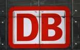 Le logo de la Deutsche Bahn, Ă la gare de Berlin, le 22 novembre 2023