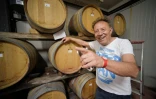 Le viticulteur Luigi Cataldi Madonna pose devant des barils de vin Ă Ofena, le 31 Mai 2016