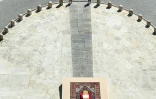 Vue aérienne du cercueil du pape François, sur la place Saint-Pierre, le 26 avril 2025 au Vatican
