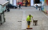 Un travailleur étranger balaie une rue à Zagreb, le 3 février 2026 en Croatie
