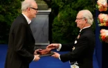 Le Français Patrick Modiano (gauche) reçoit le prix Nobel de littérature des mains du roi de Suède Carl XVI Gustaf à Stockholm le 10 décembre 2014