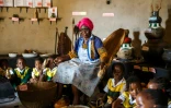 Hatifari Munongi, conteuse, poète et enseignante à la retraite enseigne aux enfants le mode de vie traditionnel africain, le 18 octobre 2018 à Harare, au Zimbabwe