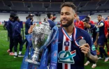 Neymar pose avec la Coupe de France remportée par le Paris SG le 24 juillet 2020 au Stade de France
