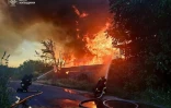 Photo prise et publiée par le service d'urgence de l'État ukrainien, le 9 juillet 2025, de pompiers éteignant un incendie après une attaque russe dans la région de Kiev