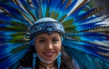 Une femme porte une coiffe en plumes traditionnelle pendant la célébration des 500 ans de la chute de l'empire aztèque, le 12 août 2021 à Mexico
