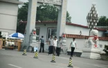 Des gardes et policiers devant l'entrée du crématorium où le dissident et prix Nobel de la paix Liu Xaobo aurait été transporté après sa mort le 14 juillet 2017.

$Security guards and plainclothes police stand guard at the entrance of Xihe funeral parlor and cemetary in Shenyang where Liu Xiaobo's body was believed to have been taken
