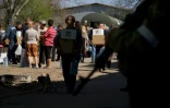 Distribution de colis alimentaires, marqués de la lettre "Z", organisée par les séparatistes prorusses, le 29 avril 2022 à Marioupol, en Ukraine