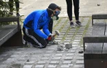 Un "casseur" masqué prélève des pavés le 28 avril 2016 à Nantes
