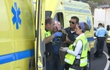 Un blessé pris en charge par les secours après l'accident de bus à Caniço dans le sud-est de l'île de Madère, le 17 avril 2019