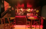 Un barman prépare des cocktails alcoolisées dans un bar de Qamichli, dans le nord-est de la Syrie, le 18 août 2026