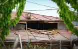 Les dégâts causés par un drone tombé sur le toît d'une dépendance à Galati en Roumanie le 27 avril 2026