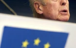 Valery Giscard d'Estaing le 18 décembre 2003 lors d'une conférence de presse à Bruxelles
