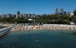 La plage de Caddebostan du côté asiatique d'Istanbul, le 28 juillet 2022