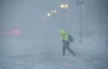 Une personne sous la neige à Boston le 23 février 2026