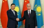 Le président kazakh Kassym-Jomart Tokaïev et son homologue chinois Xi Jinping lors d'une rencontre à Astana, le 3 juillet 2024