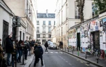 L'entrée de la maison de Serge Gainsbourg, rue de Verneuil à Paris, le 2 mars 2021 où des admirateurs lui rendent hommage trente ans après sa mort