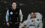 Thomas Pesquet pose à côté d'une photo de lui en combinaison, au Centre européen des astronaures à Cologne (Allemagne), le 12 novembre 2021