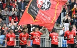 La joie de l'attaquant Martin Terrier (c), félicité par ses coéquipiers, après avoir marqué le 2e but rennais à domicile face à Lorient, lors de la 34e journée de Ligue 1, le 24 avril 2022 au Roazhon Park