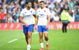 Le centre Sofiane Guitoune (g) et l'arrière Thomas Ramos dépités à l'issue du test-match face aux Ecossais, à Murrayfield, le 24 août 2019