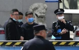 Des officiers de police sont présents à l'hôpital Changfeng à Pékin, le 19 avril 2023