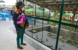 Aïsha, migrante guinéenne, se promène avec sa fille à Médenine, le 2 juin 2021 en Tunisie