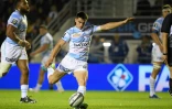 Le demi de mêlée du Racing 92, Nolann Le Garrec, botte le ballon lors du match de Top 14 entre Toulon et le Racing 92, le 16 octobre 2021, au stade Mayol, à Toulon.