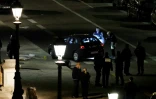 Des enquêteurs sur le Pont-Neuf où des policiers ont tiré sur une voiture qui a tenté de les percuter, tuant deux personnes, le 25 avril 2022 à Paris
