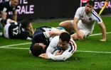 L'arrière français Brice Dulin marque un essai lors du match des Six Nations contre l'Ecosse, au Stade de France, le 26 mars 2021