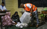 Dépouillement des bulletins de vote à l'issue de l'élection présidentielle, le 29 juin 2024 à Nouakchott, en Mauritanie