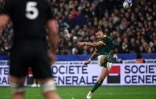 L'ouvreur de l'Afrique du Sud frappe une pénalité lors de la victoire de son équipe en finale de la Coupe du monde contre la Nouvelle-Zélande, au Stade de France à Sainte-Denis, France, le 28 octobre 2023 