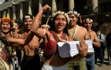 Des indiens Waorani manifestent contre les compagnies pétrolières et l'exploitation de leurs terres ancestrales devant le palais présidentiel, à Quito le 25 juin 2019