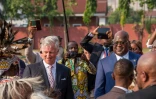 Le roi Philippe de Belgique et le président congolais Félix Tshisekedi (d) à l'aéroport de Kinshasa, le 7 juin 2022 en RDC