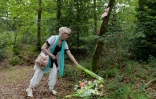 Lucette Rosty dépose des fleurs le 6 août 2014 vers Monterfil en Bretagne en souvenir de sa tante Marie, de Germaine Guillard et de Suzanne Lesourd, pendues à la Libération en août 1944, accusées d'avoir collaboré avec les Allemands pendant la guerre