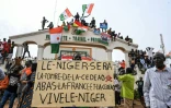 Des partisans du Conseil national pour la sauvegarde de la patrie (CNSP), qui a pris le pouvoir au Niger, lors d'un rassemblement à Niamey, le 20 août 2023