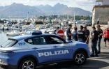 Des policiers italiens dans le port de Porticello pendant les recherches de six passagers disparus d'un voilier qui a coulé au large de la Sicile, le 19 août 2024