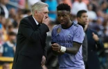 Carlo Ancelotti et Vinicius Jr le 21 mai 2023 lors du match Valence-Real Madrid. L'entraîneur italien du Real estime que les actions entreprises jusqu'à présent par LaLiga sont insuffisantes pour contrer le racisme dans les stades