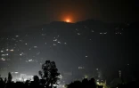 Une fusée éclairante dans le ciel près du village de Poonch, le 7 mai 2025 en Inde