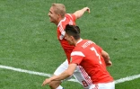 Le milieu de terrain russe Yuri Gazinskiy (g) vient de marquer le premier but du Mondial russe, le 14 juin 2018 à Moscou 