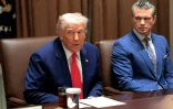 Le président américain Donald Trump, aux côtés du secrétaire à la Défense Pete Hegseth (d), s'exprime lors d'une réunion du cabinet à la Maison Blanche, le 10 avril 2025, à Washington