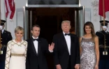 Donald Trump et son épouse Melania Trump accueillent Emmanuel Macron et son épouse Brigitte Macron à leur arrivée au dîner à la Maison Blanche à Washington, DC, le 24 avril 2018.