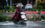 Un homme à moto dans une rue inondée après le passage du typhon Mangkhut, le 17 septembre 2018 à Yangjiang, dans la province chinoise du Guangdong