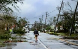 Un homme marche dans les rues de Panama city (Floride) après le passage de l'ouragan Michael, le 10 octobre 2018.